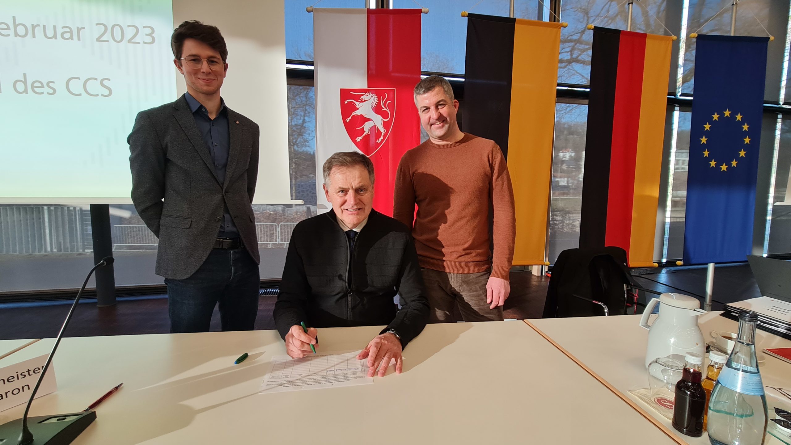 OB Richard Arnold unterzeichnet, flankiert von den Stadträten Tim Luka Schwab (links) und Sebastian Fritz (rechts).© privat