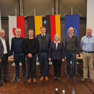 Sie rufen zur Energiespende auf (v. l.): Christian Baron, Peter Ernst (Stadtwerke), Alfred Baumhauer (CDU), Sebastian Fritz (Linke), OB Richard Arnold, Sigrid Heusel (SPD), Gabriel Baum (Grüne), Peter Vatheuer (FDP/FW), Ullrich Dombrowski (Bürgerliste).