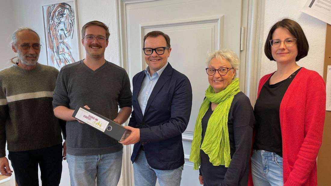 3971 Unterschriften haben die Initiatoren fürs Bürgerbegehren Fahrradstraße am Montag (5. Mai) an Hauptamtsleiter Michael Schaumann (Mitte) übergeben. Auf dem Foto v.l.: Stephan Spiegel, Kevin Kärcher, Michael Schaumann, Elke Hampp und Nicole Will. © Müller, Bernd